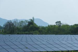 Solarpanel im Solarkraftwerk zur Innovation grüner Energie für das Leben. foto