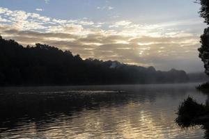 nebliger morgen auf dem fluss foto