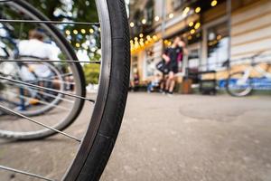 Fahrradräder hautnah auf der Straße foto