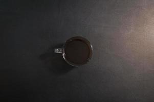 Tasse Kaffee auf dem Schreibtisch foto