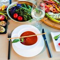 leckere rote Tomatensuppe und Gemüse mit Weißwein foto