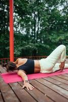 eine junge Frau beim Yoga im Hof foto