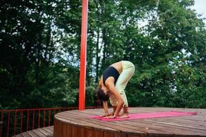 eine junge Frau beim Yoga im Hof foto