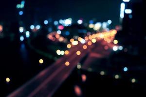 Stadtlicht . Nachtverkehr in der Stadt. verschwommenes Bremslicht. Vintage Nachtstadtlicht. urbanes stadtbild abstrakte bewegung. Dämmerung Himmel Hintergrund. foto