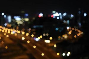 Lichter der Stadt verschwommenes Unschärfe-Bokeh. stadtunschärfe bokeh hintergrund. schwarzer stadtbildhintergrund. foto