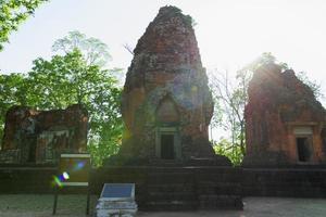 ruine der wand des tempels, altes khmerschloss kusuantang in thailand buriram stadt foto