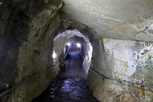 grotten in den kreidefelsen am ufer des mittelmeeres. foto