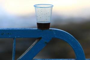 Ein alkoholfreies Erfrischungsgetränk wird in ein Glas gegossen. foto