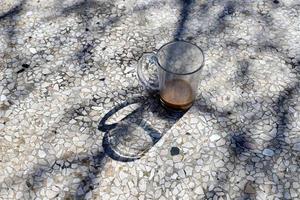 Ein alkoholfreies Erfrischungsgetränk wird in ein Glas gegossen. foto