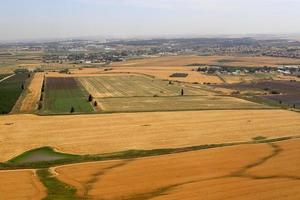 Die Erde wird durch das Bullauge eines großen Düsenflugzeugs gesehen. foto