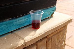 Ein alkoholfreies Erfrischungsgetränk wird in ein Glas gegossen. foto