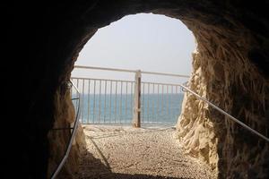 grotten in den kreidefelsen am ufer des mittelmeeres. foto