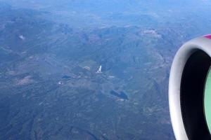 Die Erde wird durch das Bullauge eines großen Düsenflugzeugs gesehen. foto