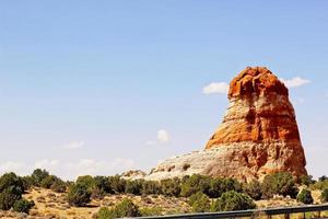 Felsformation, die über der Arizona High Desert hervorsteht foto