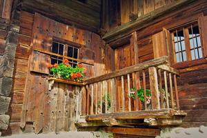 Balkon in einem traditionellen, alpinen Bauernhaus foto