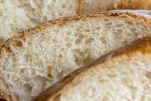 Weißbrot in Stücke schneiden foto