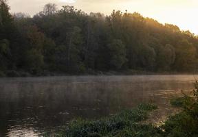 ein wenig Nebel auf dem Fluss im Herbst foto
