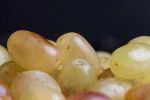 grün-gelbe Trauben, die in einem heimischen Weinberg angebaut werden foto