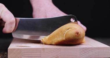 In Stücke geschnittenes Weizenbaguette zur Herstellung von Sandwiches foto
