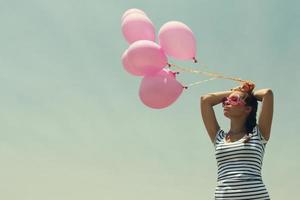 schöne Frau mit bunten Luftballons foto