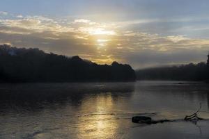 Morgennebel auf der Oberfläche des Flusses foto