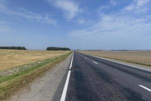 schmale asphaltierte Straße für Autos foto