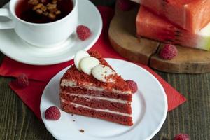 süßer roter Kuchen mit Himbeergeschmack foto