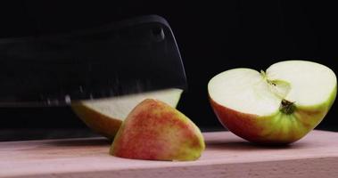 in Scheiben geschnittener reifer Apfel auf einem Schneidebrett foto