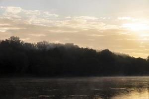 nebliger morgen auf dem fluss foto