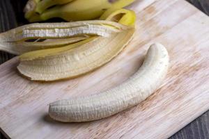 geschälte alte reife Banane auf dem Brett foto