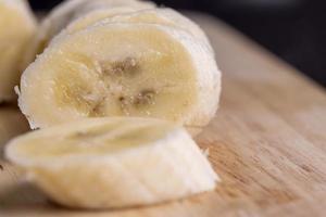 in Scheiben geschnittene reife Banane auf einem Schneidebrett foto