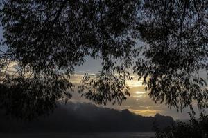 kleiner Nebel auf dem Fluss im Herbst foto