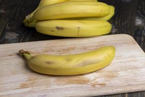 Reife gelbe Bananen auf dem Tisch foto