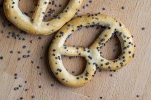 Mohnbeschichtung getrocknete Bagels auf dem Tisch foto