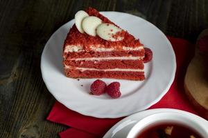 roter Kuchen mit Sahne und Himbeergeschmack foto
