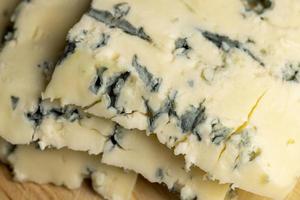 Käse mit Blauschimmel in Stücke geschnitten foto