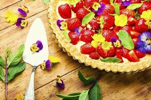 offener sommerkuchen oder kuchen mit beeren foto