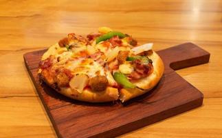 frische neue mini chessy hawaiian pizza auf holzbrett foto