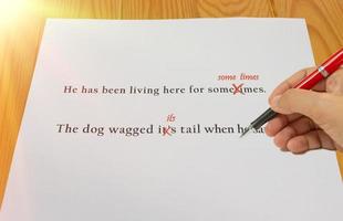 Englische Sätze mit roter Markierung ihres Grammatikfehlers foto