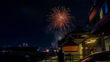 feuerwerk auf dem fluss im dunklen himmel foto