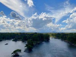 der murray river ist ein fluss im südosten australiens. er ist mit 2508 km der längste fluss australiens und bedeckt etwa ein siebtel der fläche australiens. foto