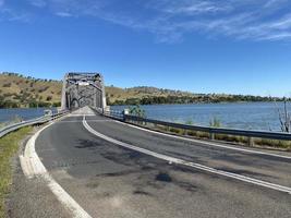 die bethanga- oder bellbridge-brücke ist eine straßenbrücke aus stahlfachwerk, die den riverina-highway über den lake hume führt, einen künstlichen see am murray river in australien. foto