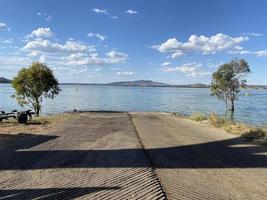 bootsrampe mit wunderschönem blick auf den fluss und blauem himmel der bowna waters reserve natürliche parklandschaft am vorland des lake hume, albury. foto