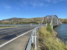 die bethanga- oder bellbridge-brücke ist eine straßenbrücke aus stahlfachwerk, die den riverina-highway über den lake hume führt, einen künstlichen see am murray river in australien. foto