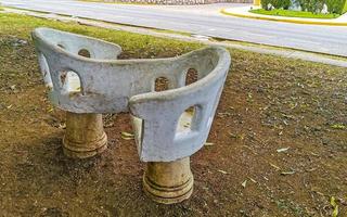 Kunstvoll geschwungene Steinbank im Stadtpark Playa del Carmen. foto