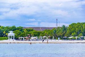 playa del carmen quintana roo mexiko 2022 tropisch mexikanischer strand sand palme menschen playa del carmen mexiko. foto