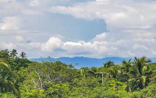 wunderschöne natur mit palmen und bergen puerto escondido mexiko. foto