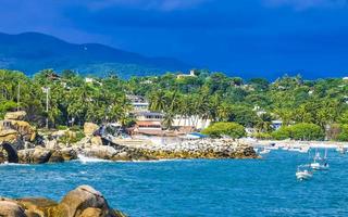 schöne surferwellen felsen klippen am strand puerto escondido mexiko. foto