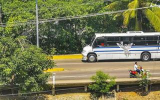 puerto escondido oaxaca mexiko 2022 verschiedene bunte busse bus in puerto escondido mexiko. foto