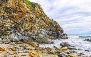 schöne surferwellen felsen klippen am strand puerto escondido mexiko. foto